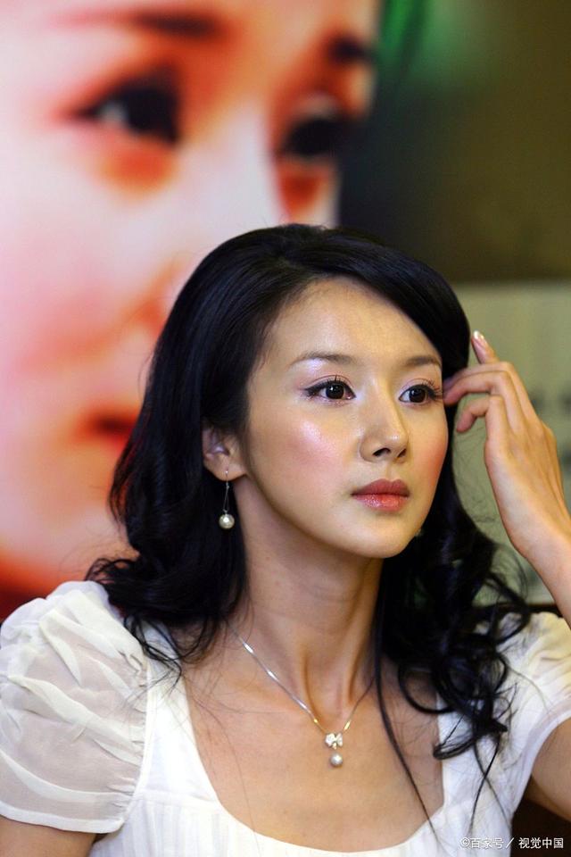 新闻联播主播的荧屏内外：镜头后的坚守与变迁